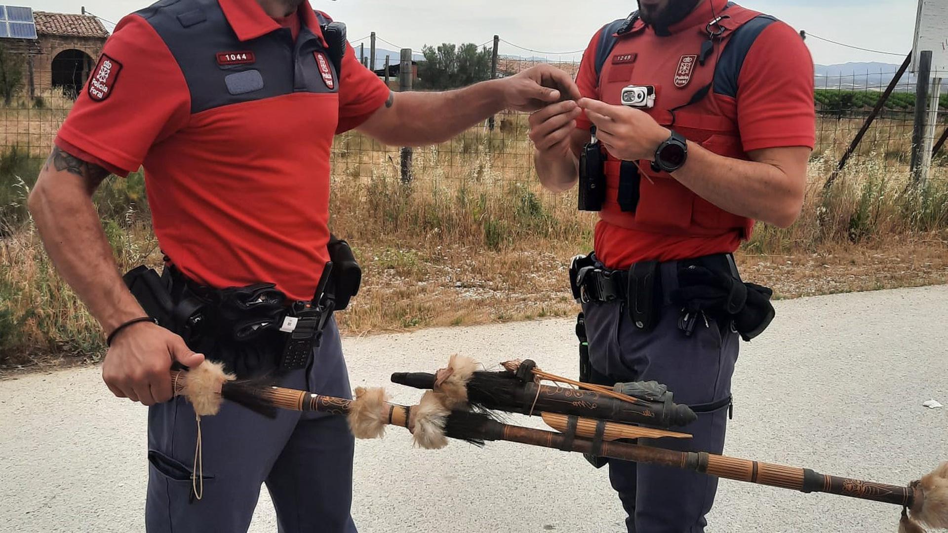 Dos policías forales, con la cerbatana decomisada en Santacara