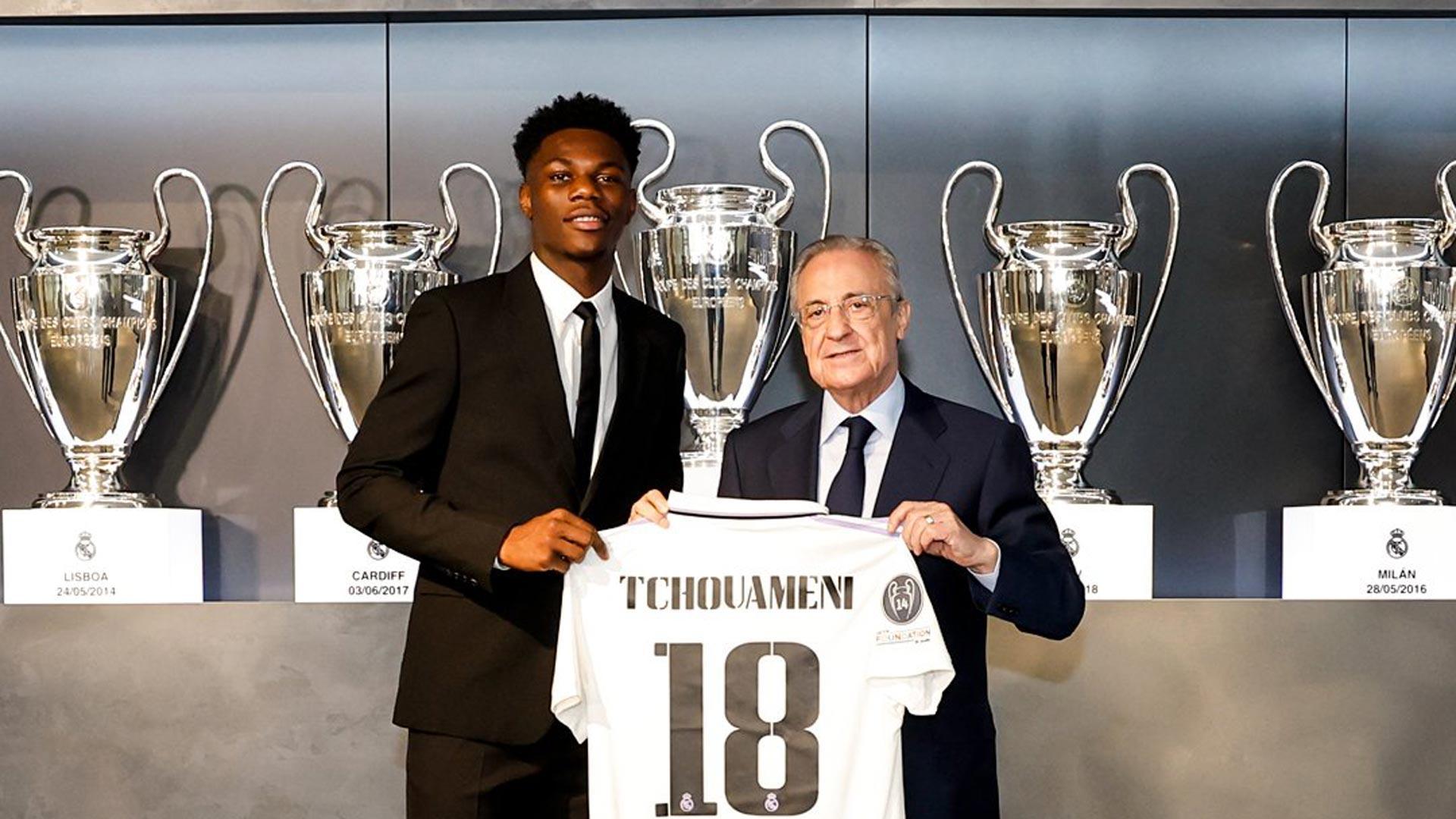 Aurélien Tchouaméni y Florentino Pérez durante la presentación del futbolista francés