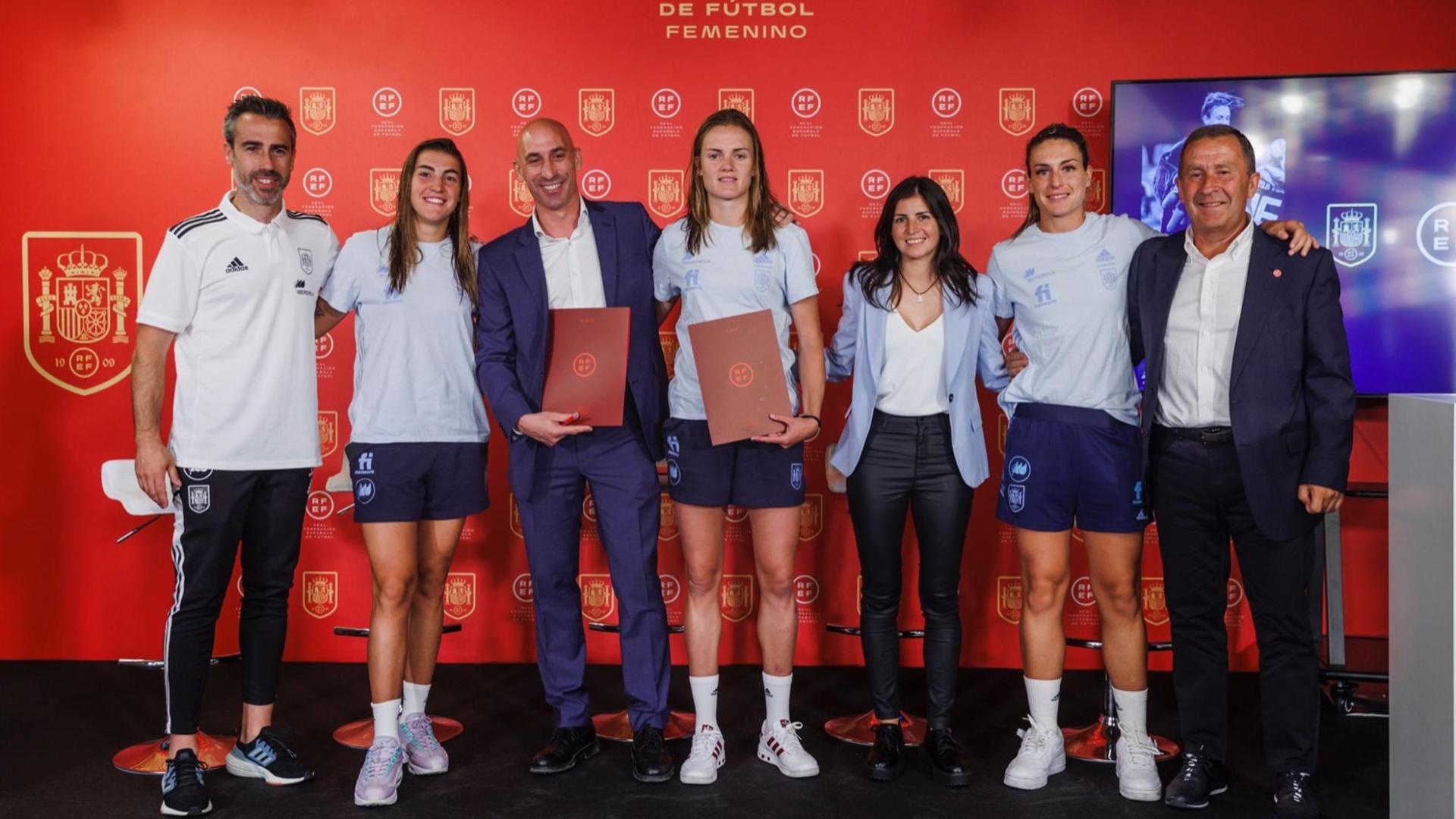 El presidente Luis Rubiales firma junto a las capitanas de la selección de fútbol femenino el acuerdo de primas y derechos de imagen para los próximos años