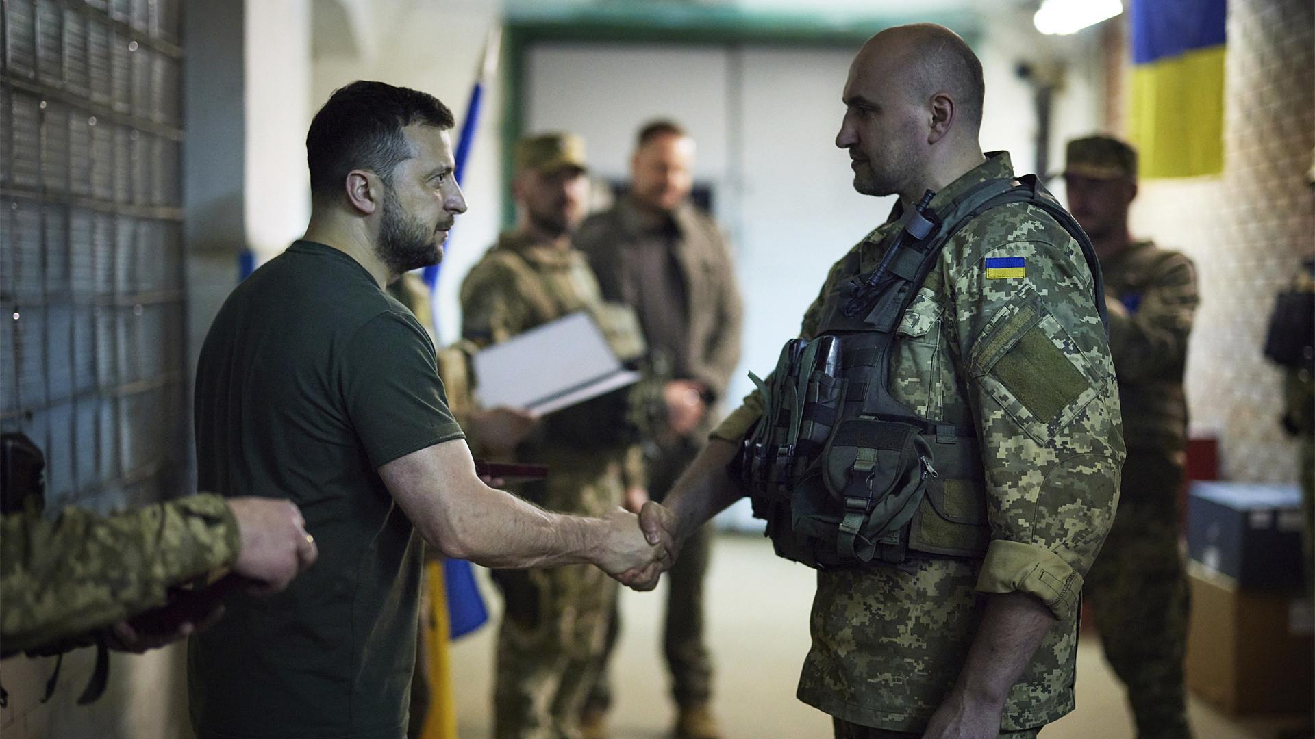 El presidente ucraniano, Volodimir Zelenski, saluda a un soldado en el frente de Donetsk