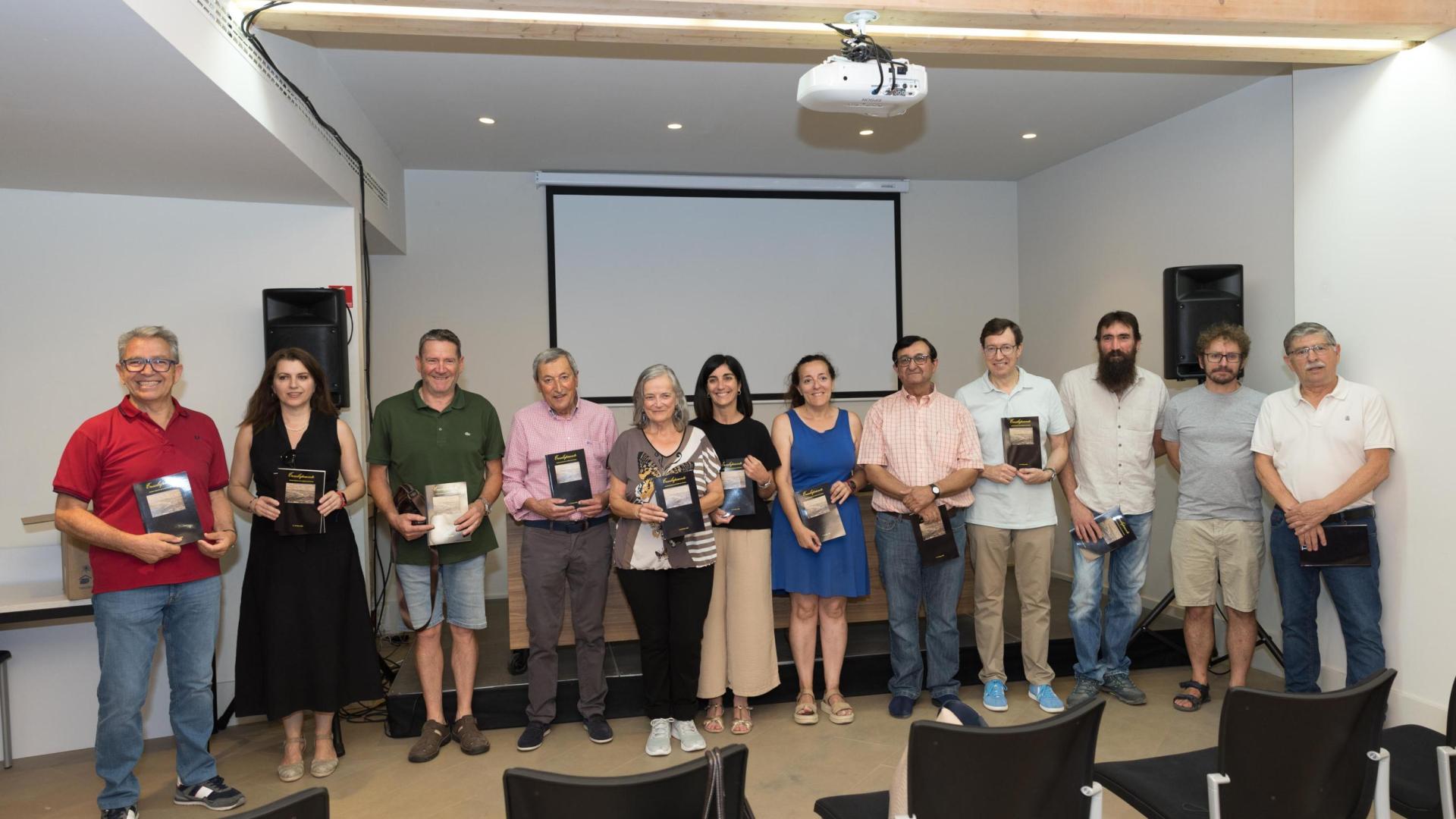 A: BLANCA ALDANONDO
F: 14/06/2022
P: DE IZDA. A DCHA.; PEPE ALFARO CALVO, MAPI JIMENEZ SERRANO, JESUS MIRAMON ALONSO, ANDRES ZARDOYA ANTON, MILAGROS RUBIO SALVATIERRA, LA CONCEJALA MERCHE AÑON MONTON, ELENA SANCHEZ BRUN, ROBERTO SIMON ROMANO, RAFAEL RODRIGUEZ NATERA, JESUS ALFARO BAZTAN, EDUARDO PEREZ RUIZ Y JUAN JOSE VALENCIA NAVARRO
L: TUDELA
T: PRESENTACION DEL NUMERO 65 DE LA REVISTA LITERARIA DEL GRUPO POETICO TRASLAPUENTE