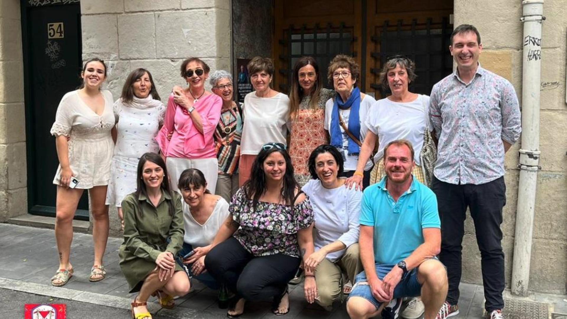 Las seis mujeres galardonadas, con miembros de la peña Los de Bronce