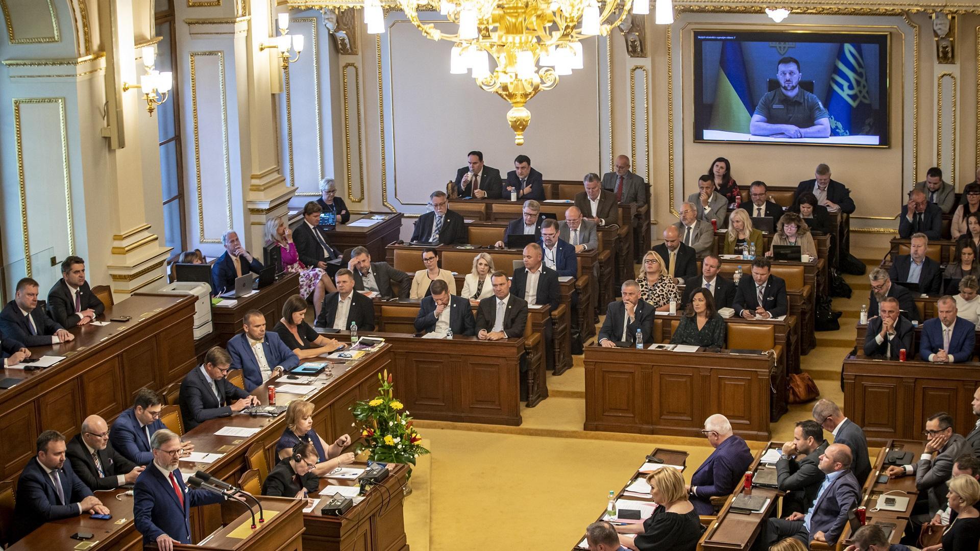 Zelenski, durante su discurso telemático ante el Parlamento checo