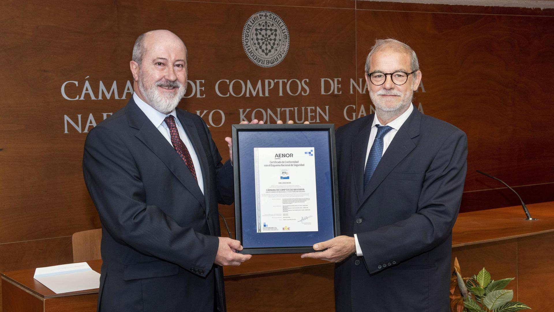 El director de AENOR entrega el certificado del Esquema Nacional de Seguridad al presidente de Comptos, Ignacio Cabeza