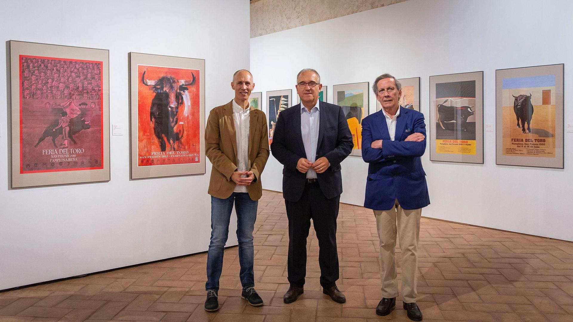 El comisario de la exposición, José Javier Azanza, el alcalde de Pamplona, Enrique Maya, y el presidente de la Comisión Taurina de la Casa de Misericordia, José María Marco, , han presentado esta mañana la exposición