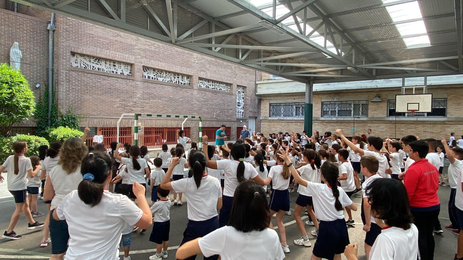 Imagen de los alumnos del colegio Santísimo Sacramento de Pamplona, en una de las actividades que englobaba la campaña