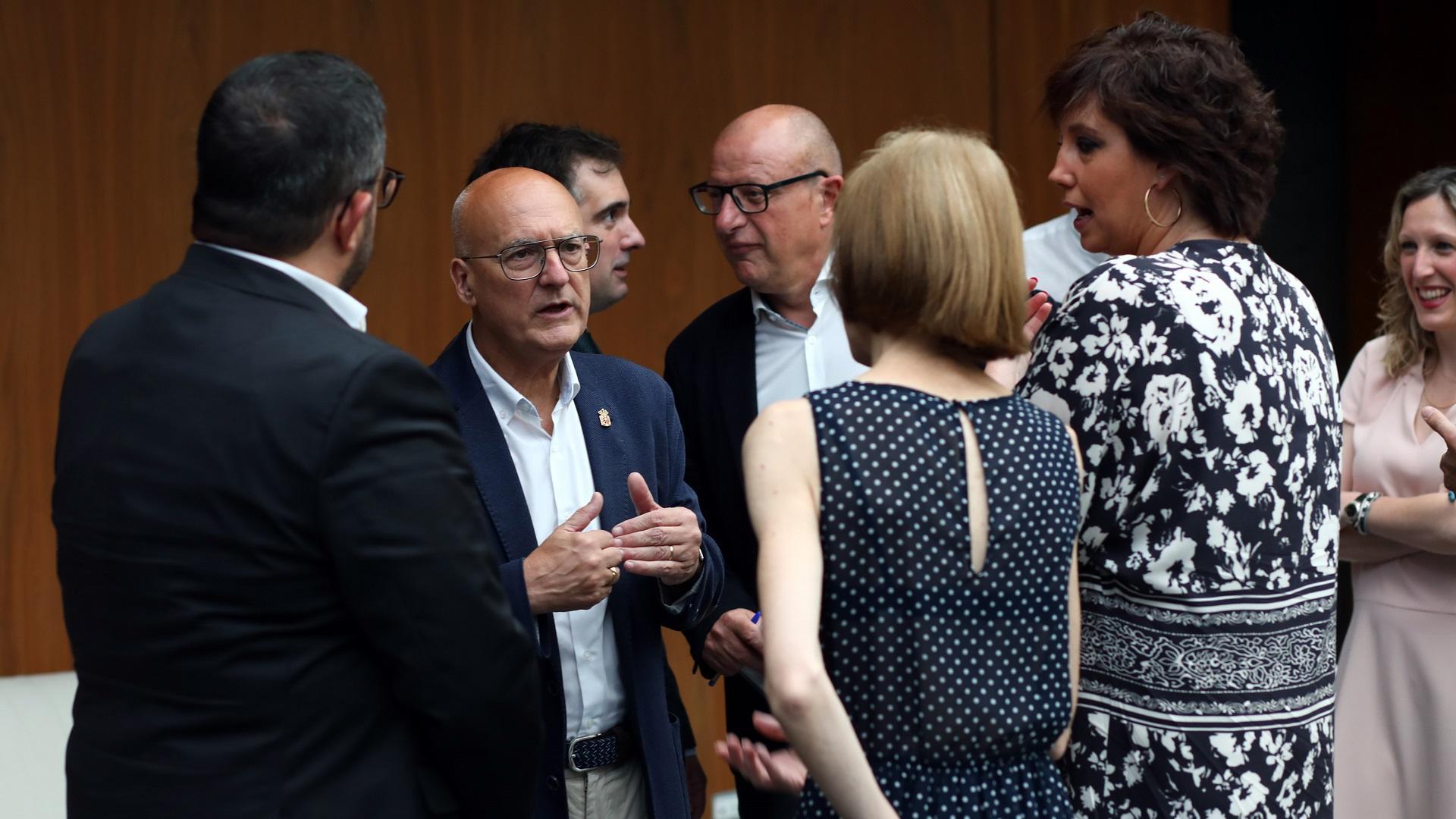 El consejero Bernardo Ciriza, en el centro, durante el pleno del Parlamento de Navarra de este jueves