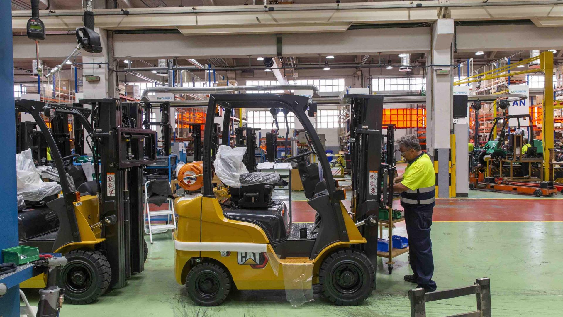 Interior de la fábrica de carretillas elevadoras Mitsubishi Logisnext, en Noáin
