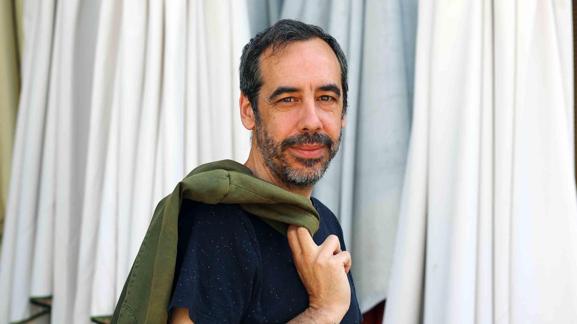 Carlos Bassas posa este miércoles en la plaza Yamaguchi de Pamplona