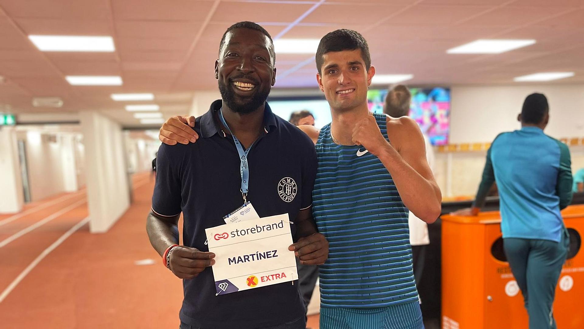 Asier Martínez celebra junto a su entrenador, François Beoringyan, su segundo puesto en Oslo