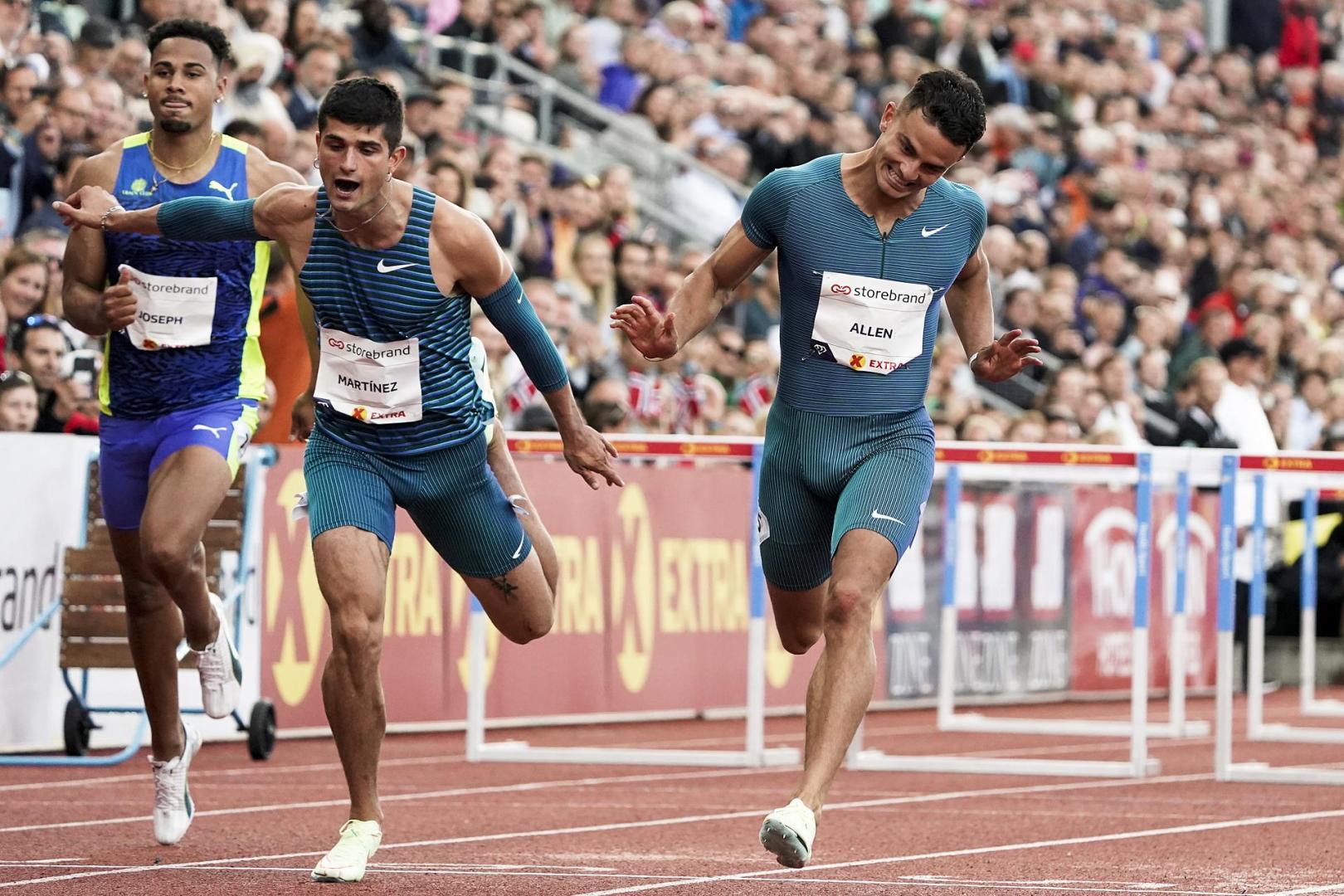 Asier Matrínez entra en meta en segundo lugar, superado por el norteamericano Devon Allen (dcha.)