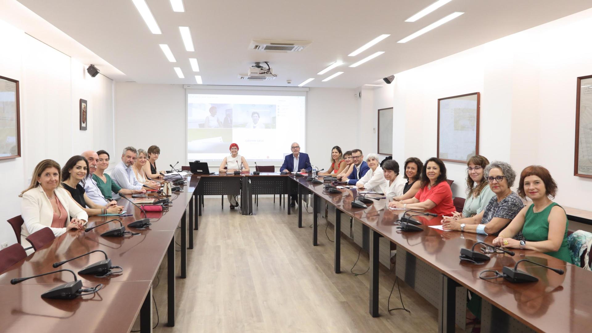 Constitución del Comité de Bioética, presidido por la consejera de Salud, Santos Induráin.