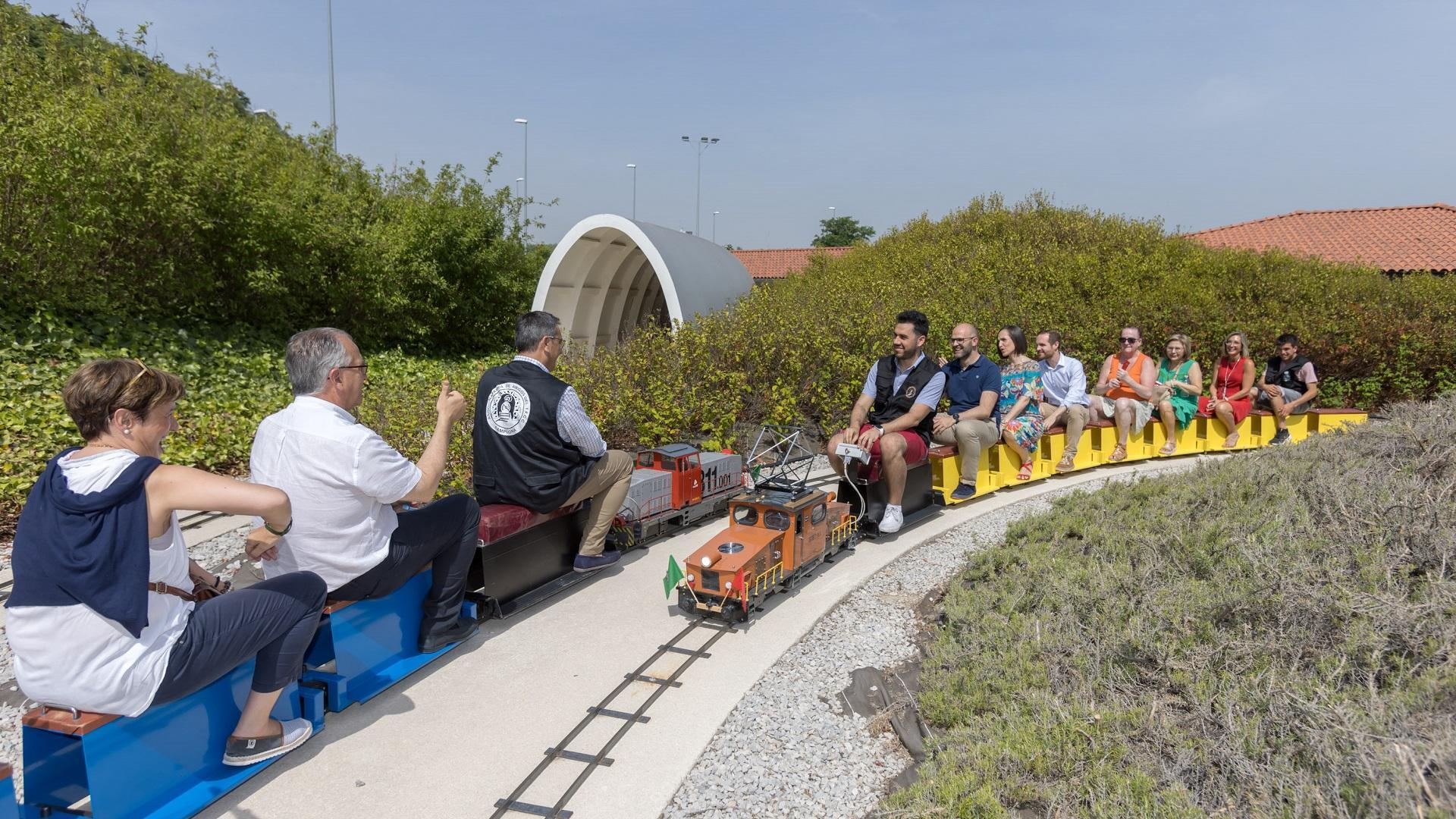 El alcalde de Pamplona, Enrique Maya, ha inaugurado el conocido como ‘parque del tren’, que se ha desarrollado en colaboración con la Asociación Navarra de Amigos del Ferrocarri