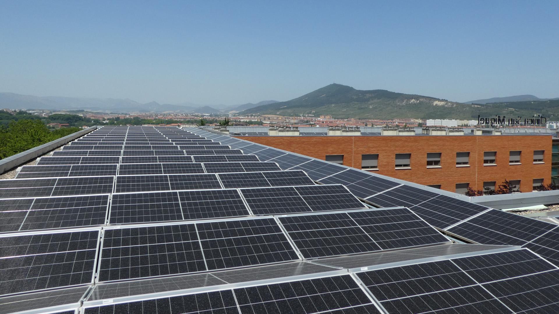 Instalación de cubierta solar fotovoltaica de la Clínica San Miguel