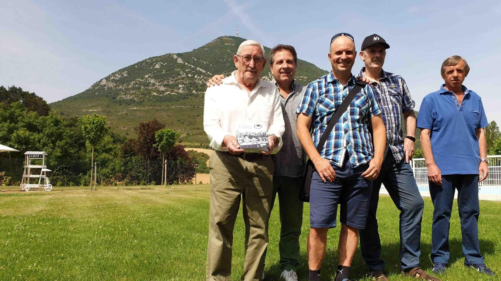 Desde la izda.: Miguel Ángel Vera Ayanz (con el libro del 50 aniversario del torneo de fútbol Higa de Monreal), Txema García Aróstegui, Jesús Ángel Fernández Imízcoz, Pello García Aizpún y José Ignacio Beorlegui Berruezo, ayer en Monreal ante la Higa.