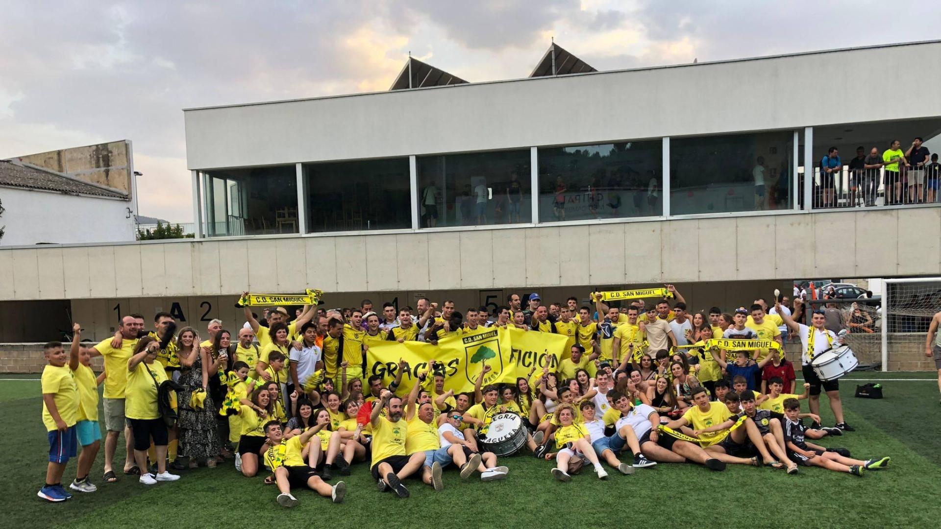 Jugadores y aficionados celebraron el ascenso a Autonómica en el Merkatondoa de Estella