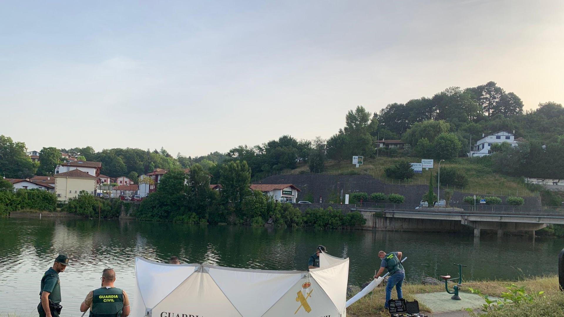 Efectivos de la Guardia Civil junto al río Bidasoa