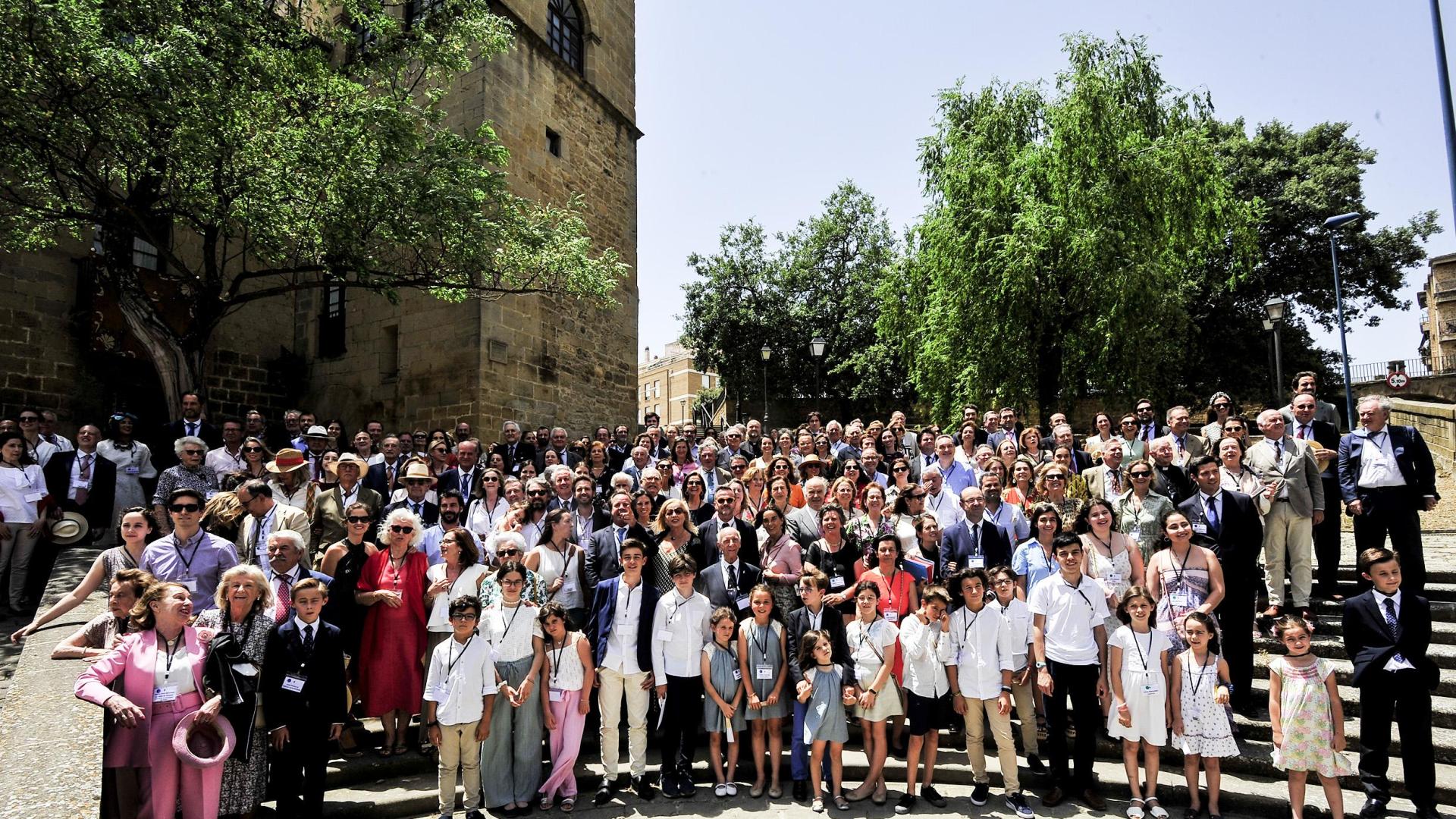 Imagen de familia de los Mencos congregados en Tafalla, en la Casa Solar