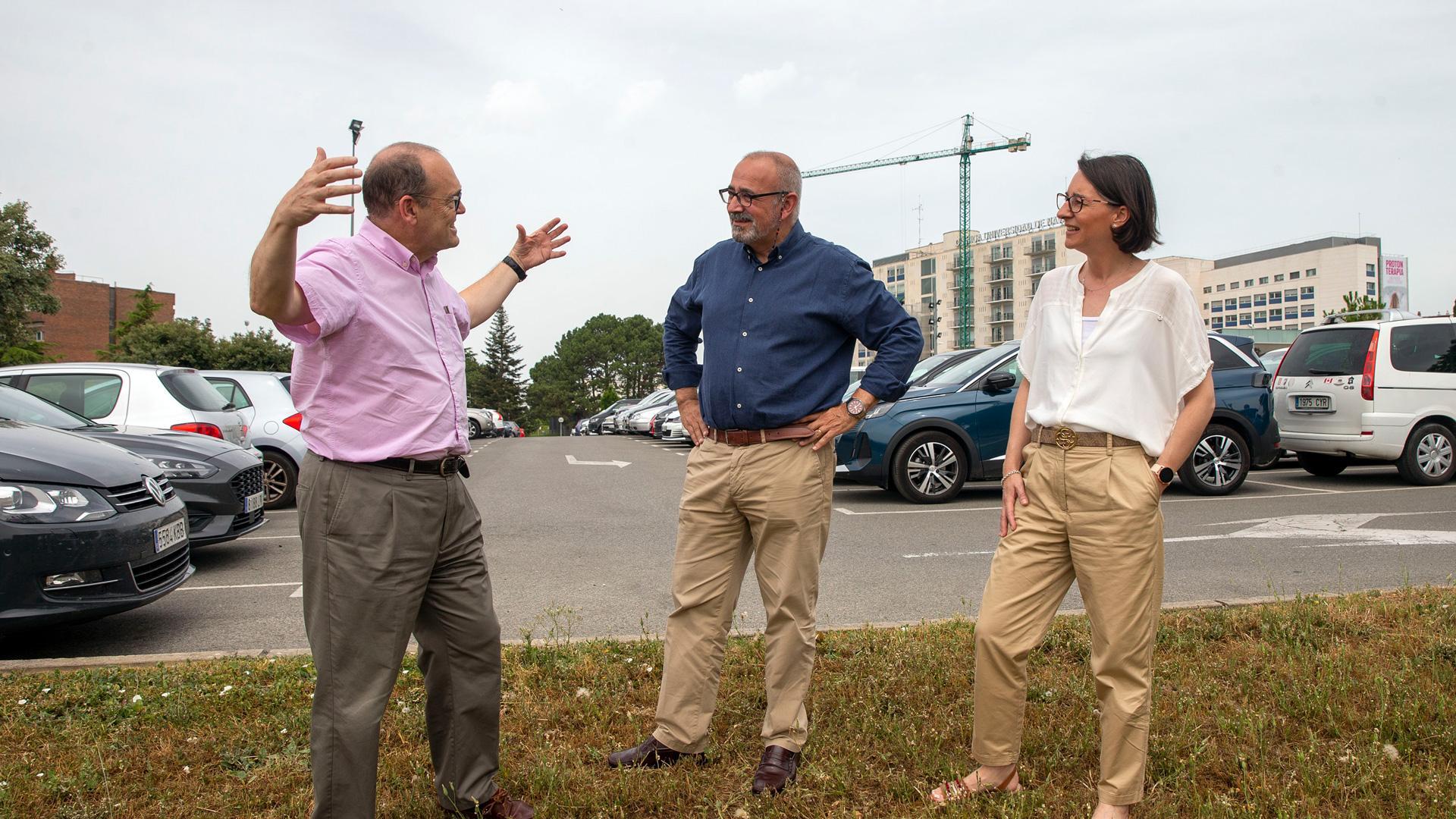 Patxi Mangado, Ignacio López Goñi e Inmaculada Pascual, en el aparcamiento del CIMA, en los terrenos donde se levantará el futuro edificio del Bioma