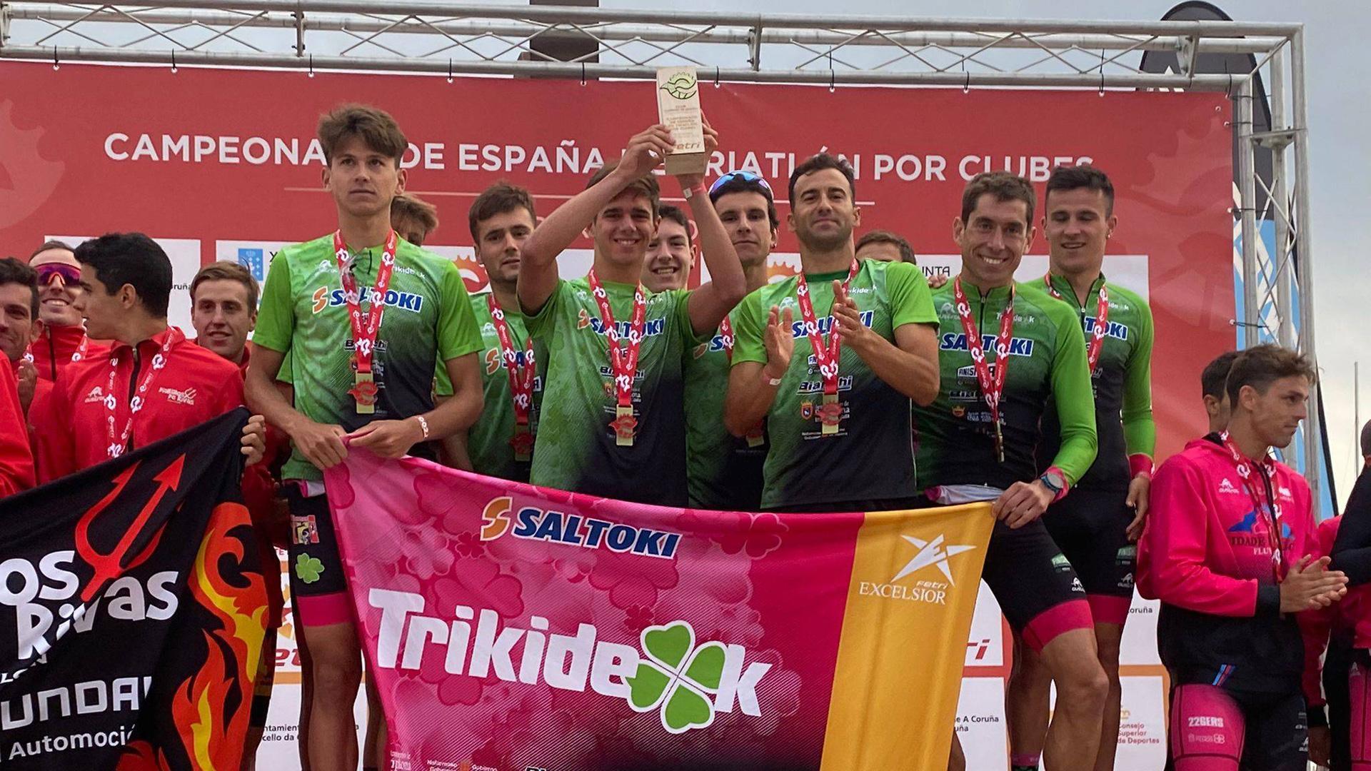 Los componentes del Saltoki Trikideak, en lo alto del podio del campeonato por clubes ayer en A Coruña