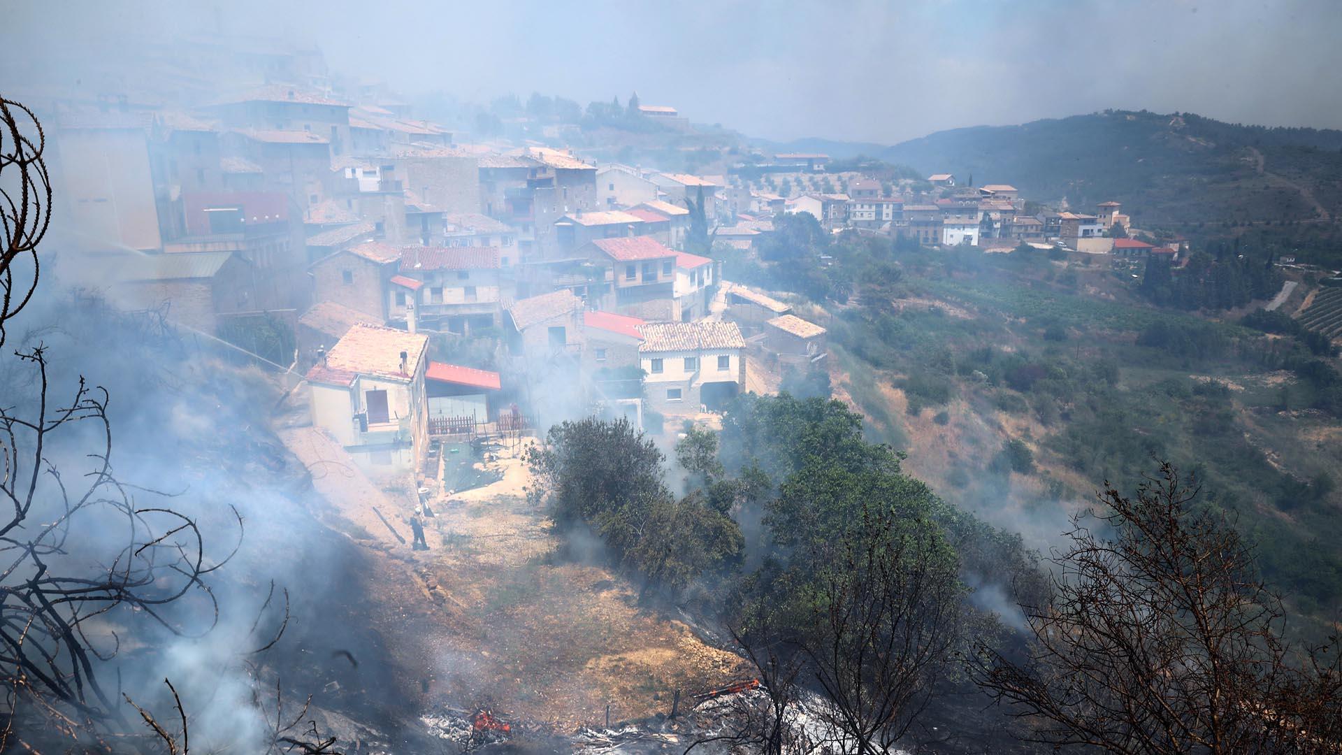 Fotos de los incendios activos en Navarra. El fuego en las cercanías de San Martín de Unx ha provocado el desalojo de la localidad.