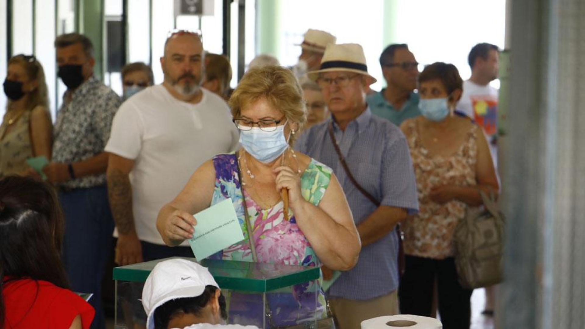 Colas de votantes en un colegio electoral en Córdoba