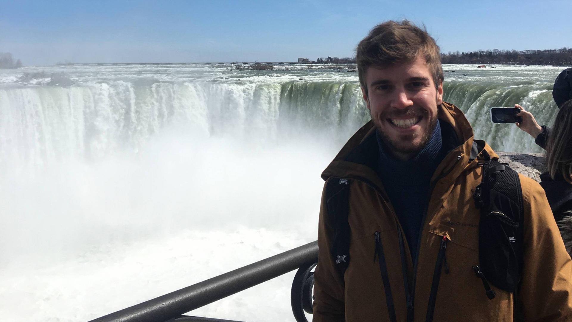 Imanol Miqueleiz Legaz, esta abril en las cataratas del Niágara, frontera con Canadá