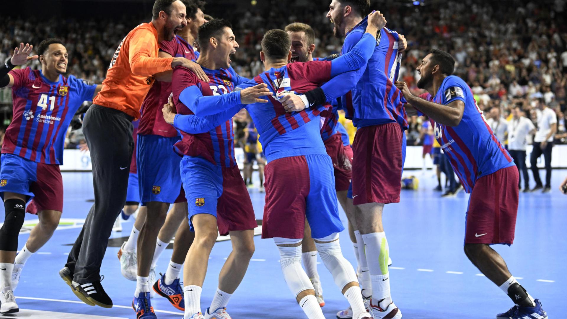 Los jugadores del Barcelona celebran su victoria en el Lanxess Arena de Colonia