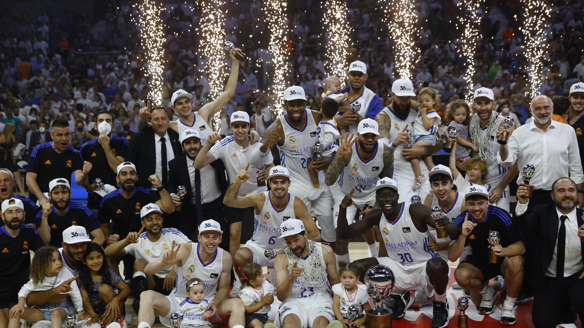 Los jugadores del Real Madrid celebran la consecución del título de la Liga Endesa tras vencer al Barça en el cuarto encuentro en el WiZink Center de Madrid