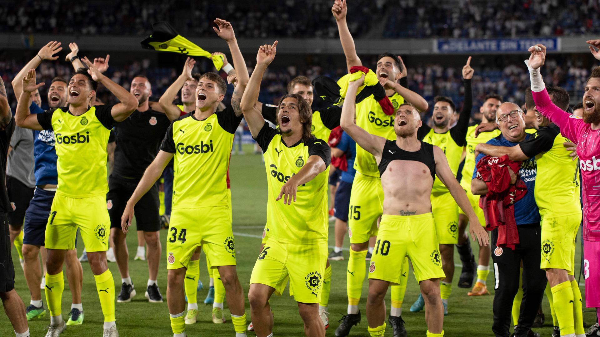 Los jugadores del Girona C.F. celebran el ascenso de su equipo a primera división tras derrotar al Tenerife