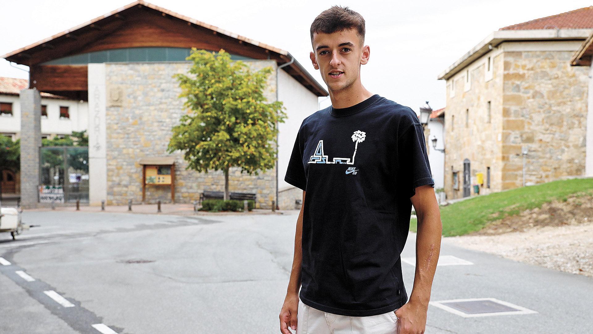 Aimar Oroz, en una imagen en Arazuri, su pueblo, la temporada pasada