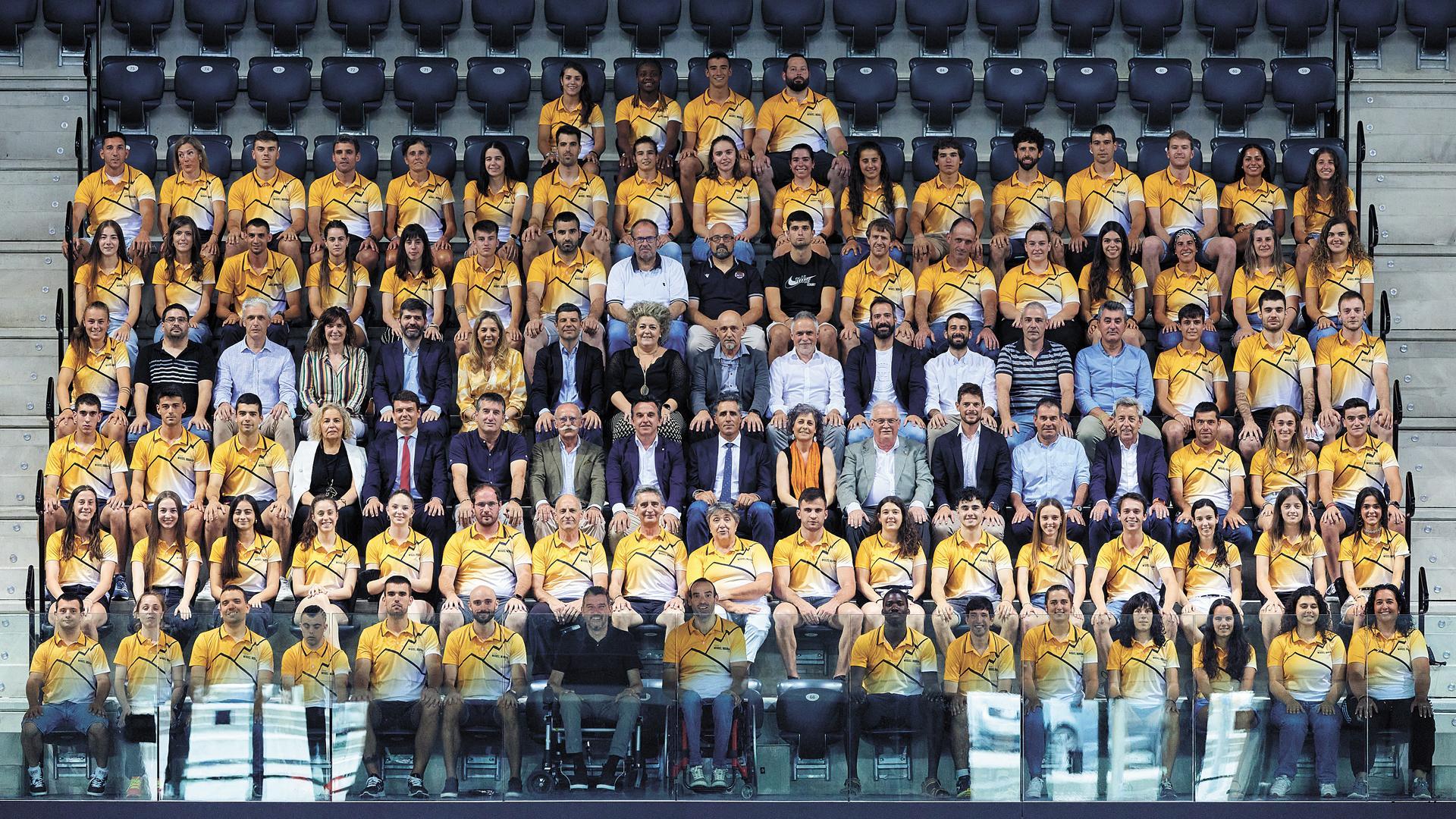 Un nutrido grupo de los 151 deportistas becados junto a personalidades como Miguel Induráin, presidente de honor de la FMIF, o Juan Carlos Unzué