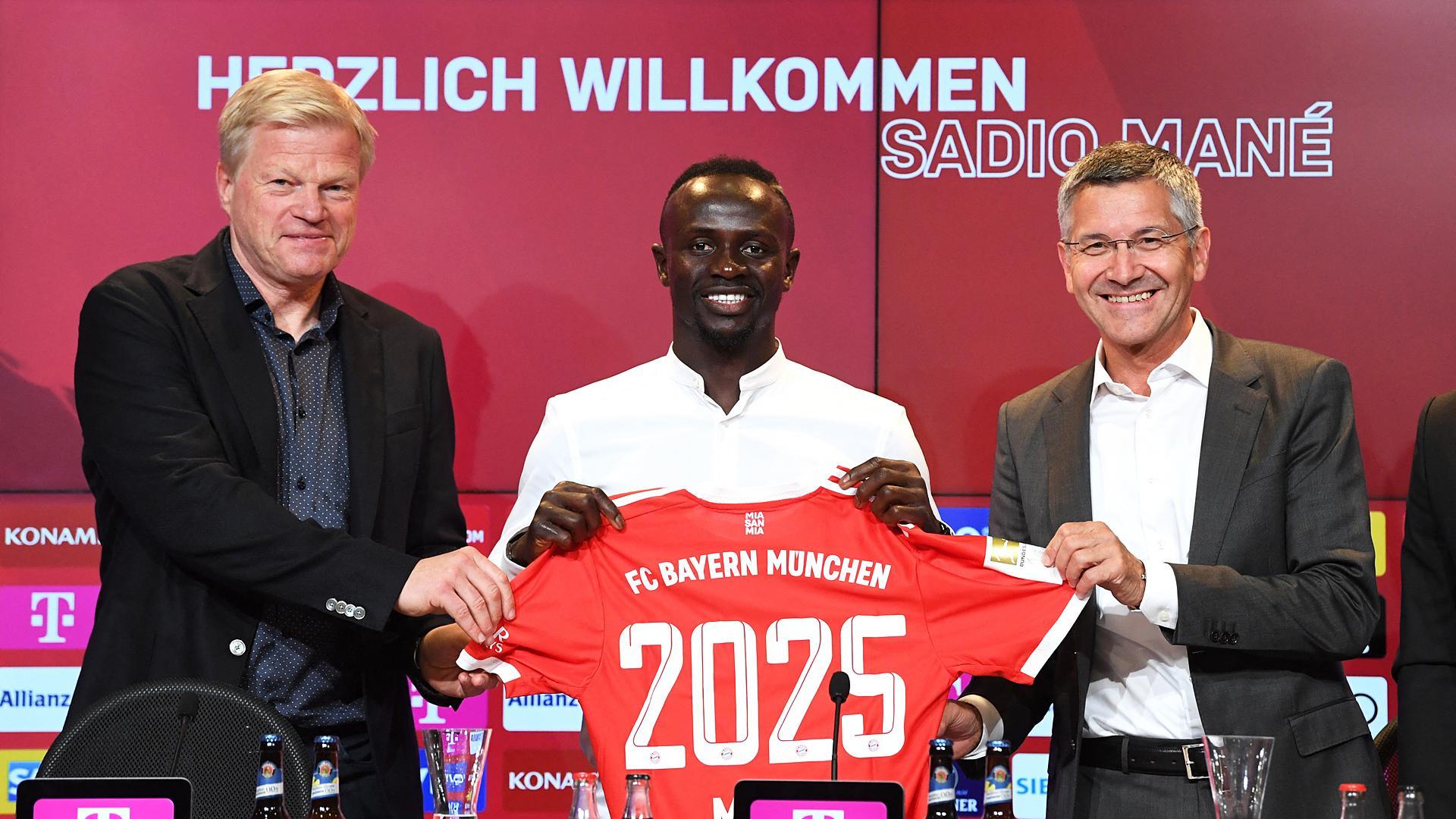 El directivo del Bayern, Oliver Kahn (izda.) junto a Sadio Mané (centro) y al presidente del club bávaro, Herbert Hainer, en la presentación del delantero