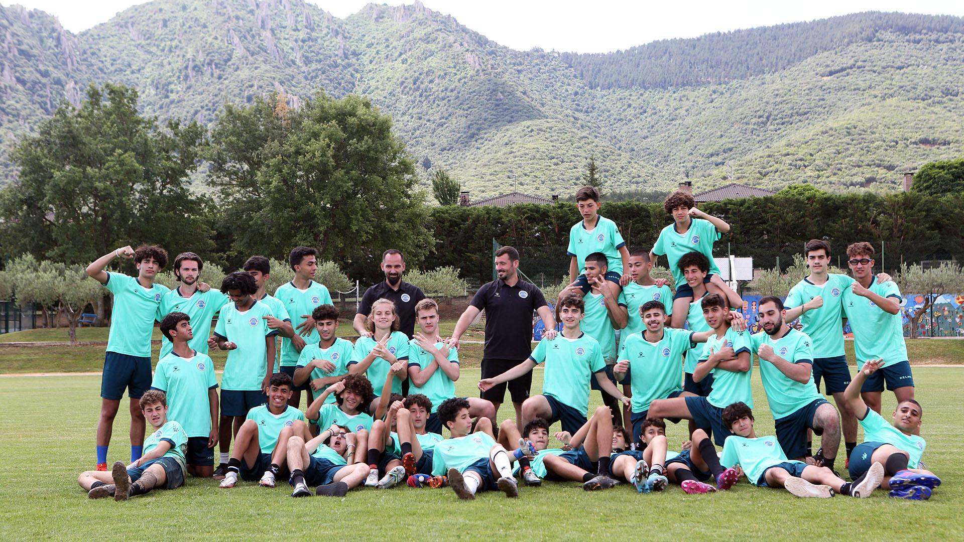Los chavales de The Bridge, junto a los hermanos Beroiz, preparan en Ayegui los próximos  partidos frente al Izarra, Real Unión y Touring antes de jugar la Donosti Cup