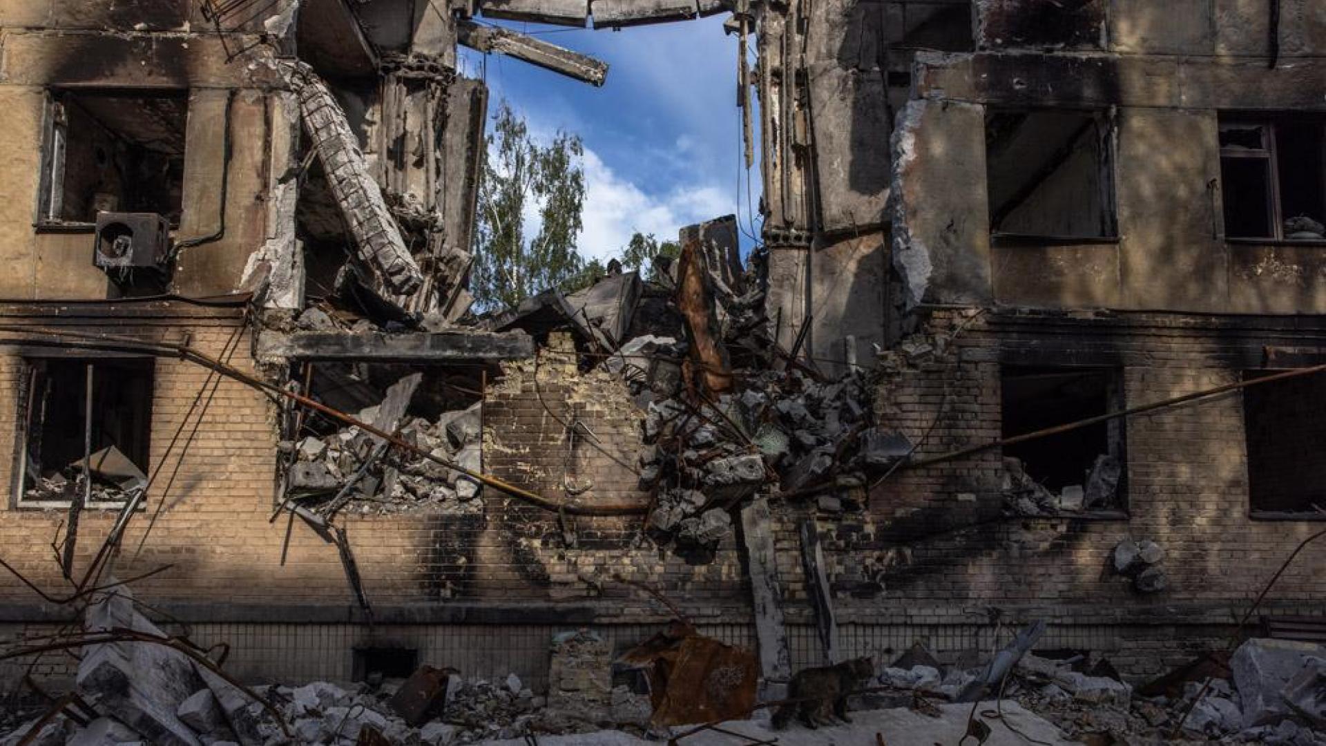 Un edificio residencial, devastado por los bombardeos rusos