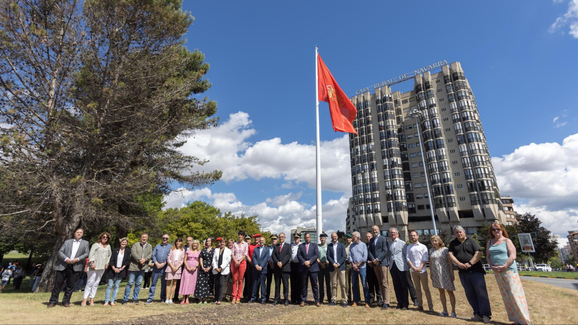 Imagen del izado de la bandera de Navarra en la plaza de los Fueros de Pamplona.