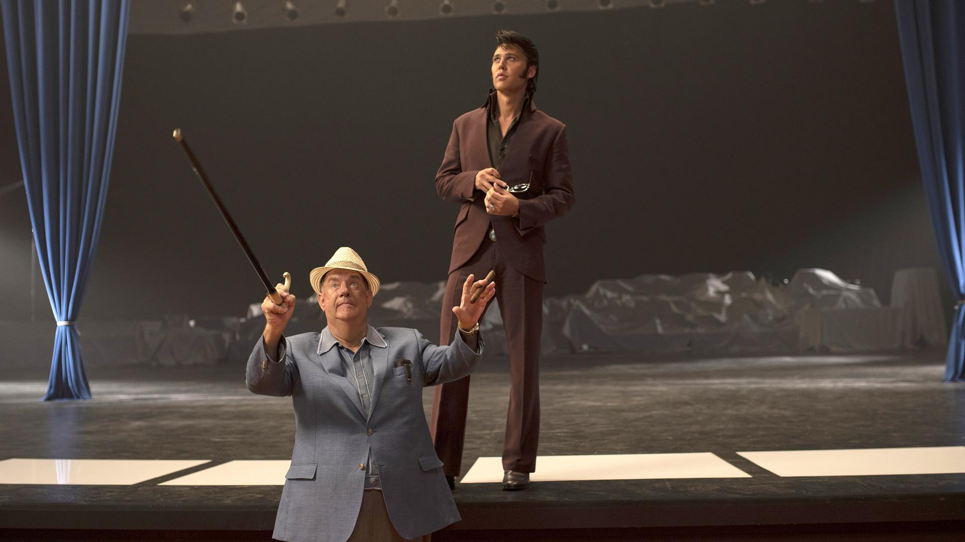 Fotograma en el que aparece el actor Tom Hanks como el coronel Tom Parker y Austin Butler como Elvis, durante una escena del esperado filme biográfico 'Elvis'