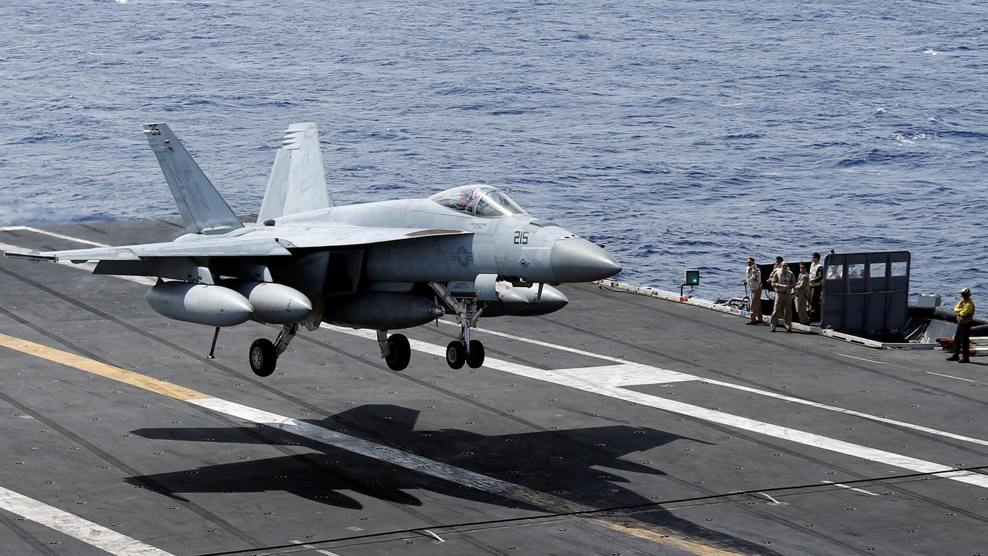 Un avión militar aterriza en un portaviones
