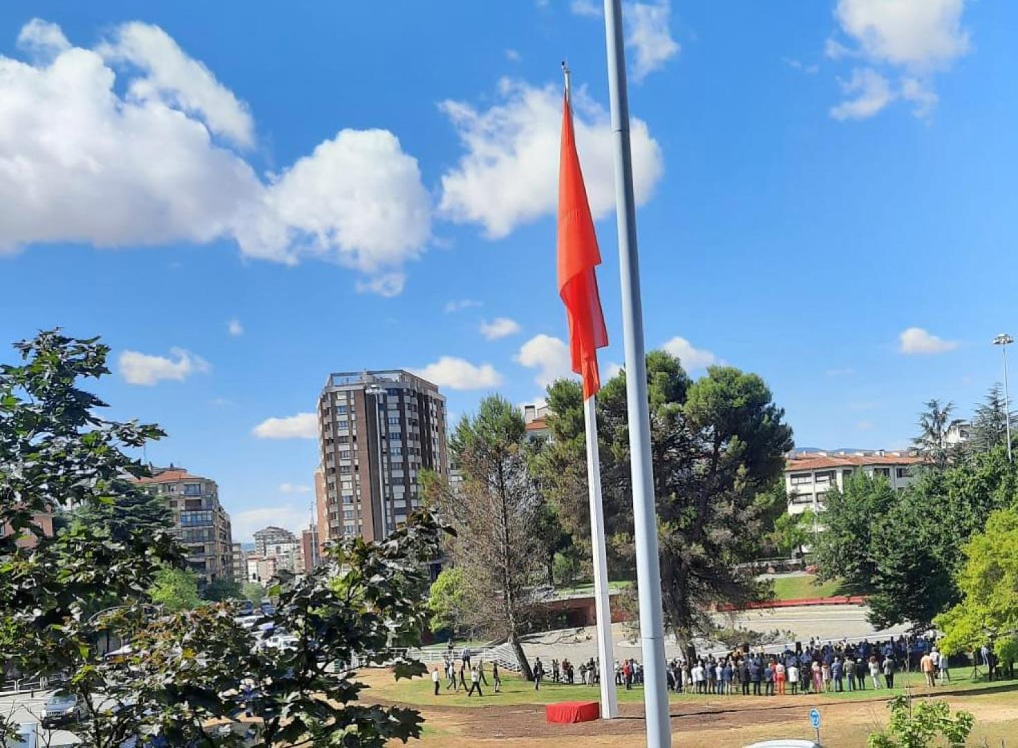 La gran bandera de Navarra de 8x12 metros ha sido izada este jueves 23 de junio en la plaza de los Fueros de Pamplona a una altura de 30 metros en presencia de las autoridades y numeroso público y mientras La Pamplonesa tocaba el himno oficial.