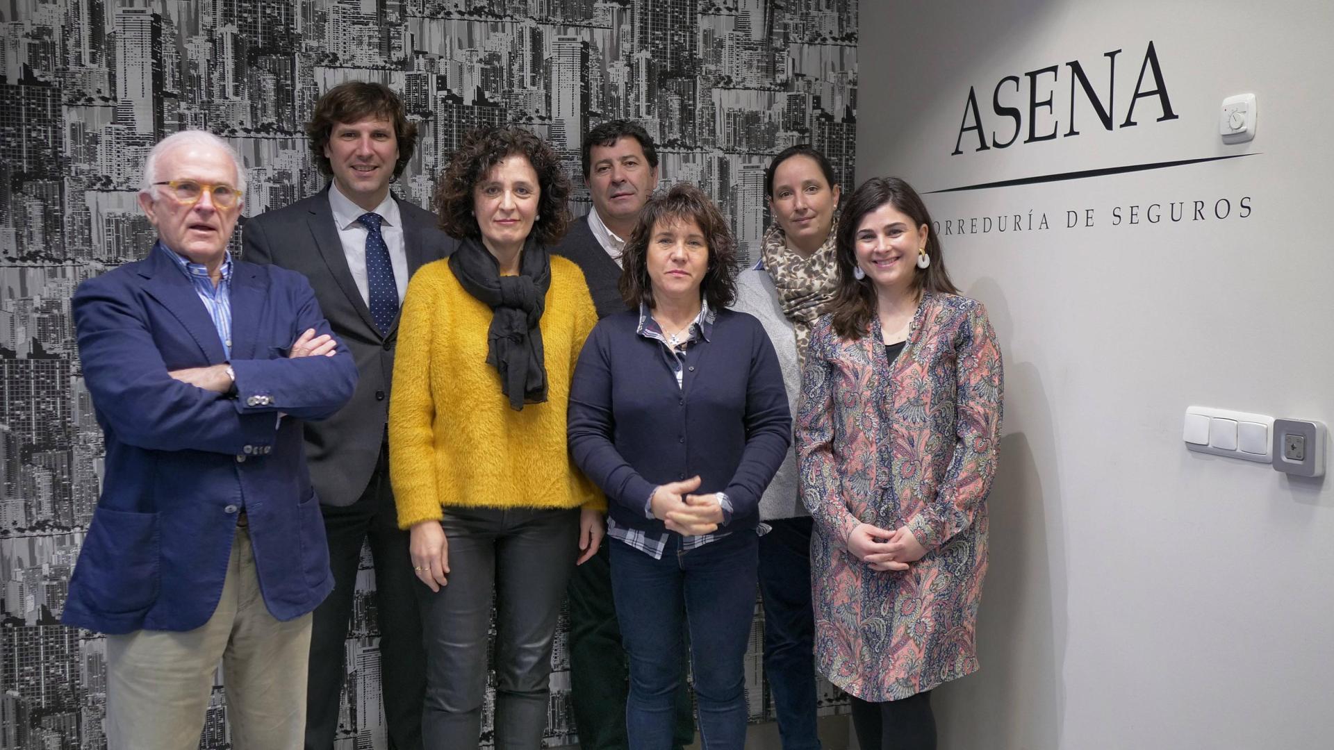 Daniel García Erviti, director general; Francisco Sainz Plaza, asesor de clientes y María Fernández Zurita, asesora comercial. En la fila de abajo, de izda. a drcha: Miguel Ángel Oneca, fundador; Rita Pascual Uzqueda, administración; Pilar Gil Azparren, asesora de clientes y Laura Oneca Arribas, directora técnica de la Correduría de Seguros Asena.