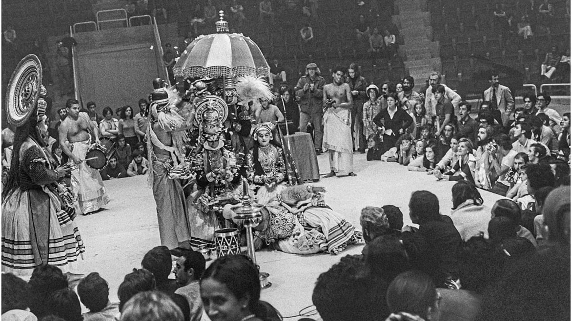Artistas del teatro Kathakali de Kerala (India) en el pabellón Anaitasuna