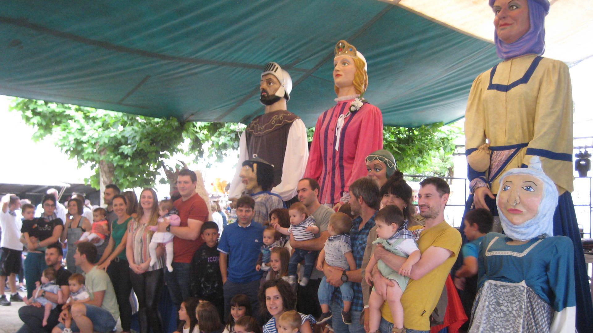 Los gigantes arroparon el recibimiento brindado a la generación nacida en 2021 con la entrega del pañuelo de fiestas