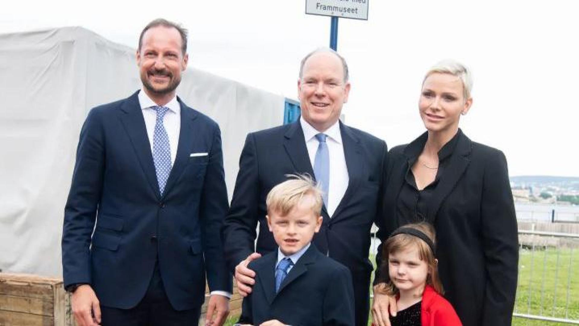 El príncipe Haakon con la familia principesca de Mónaco