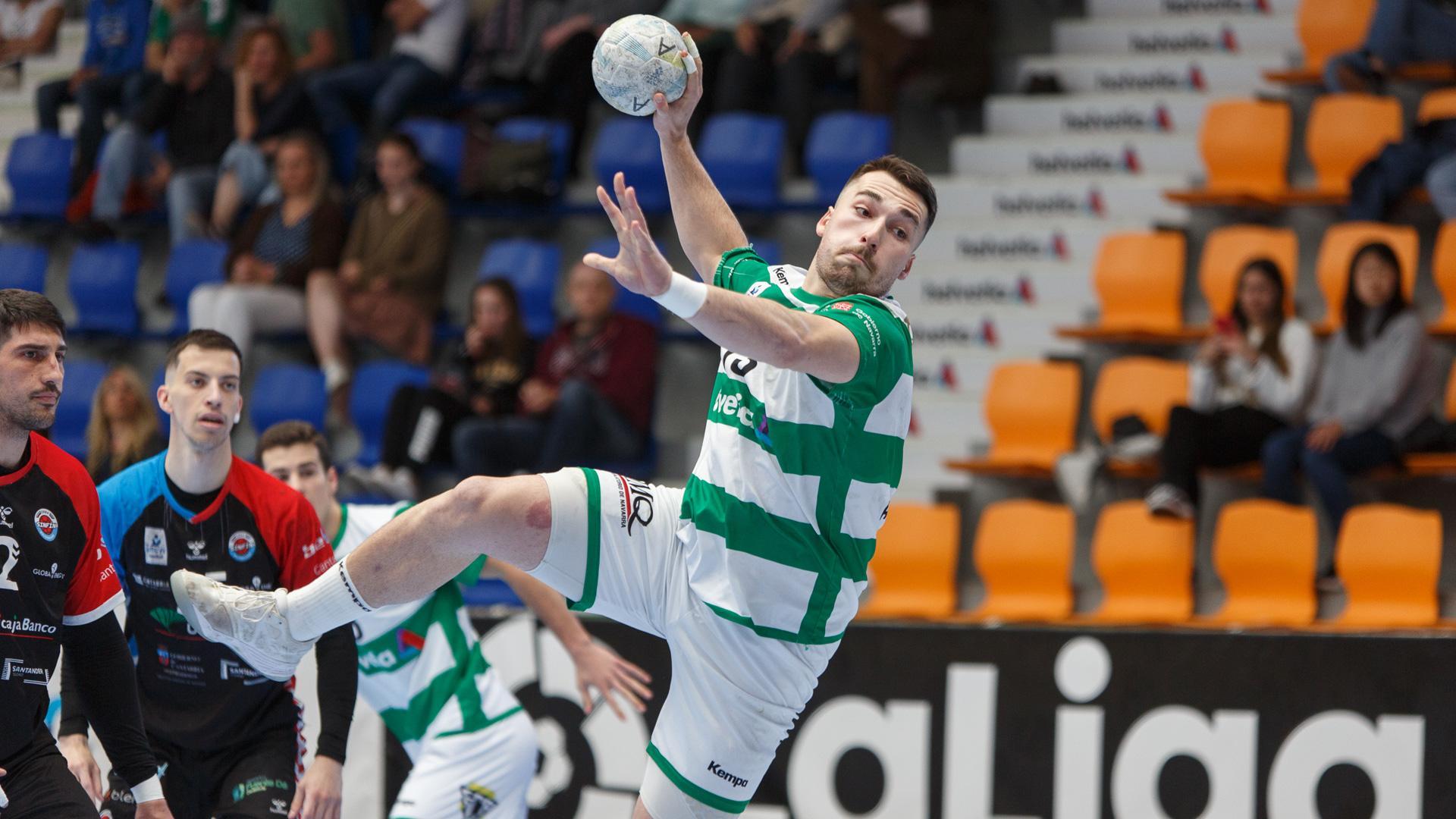 El pivote de Helvetia Anaitasuna Aitor García, en un lanzamiento a portería durante un partido
