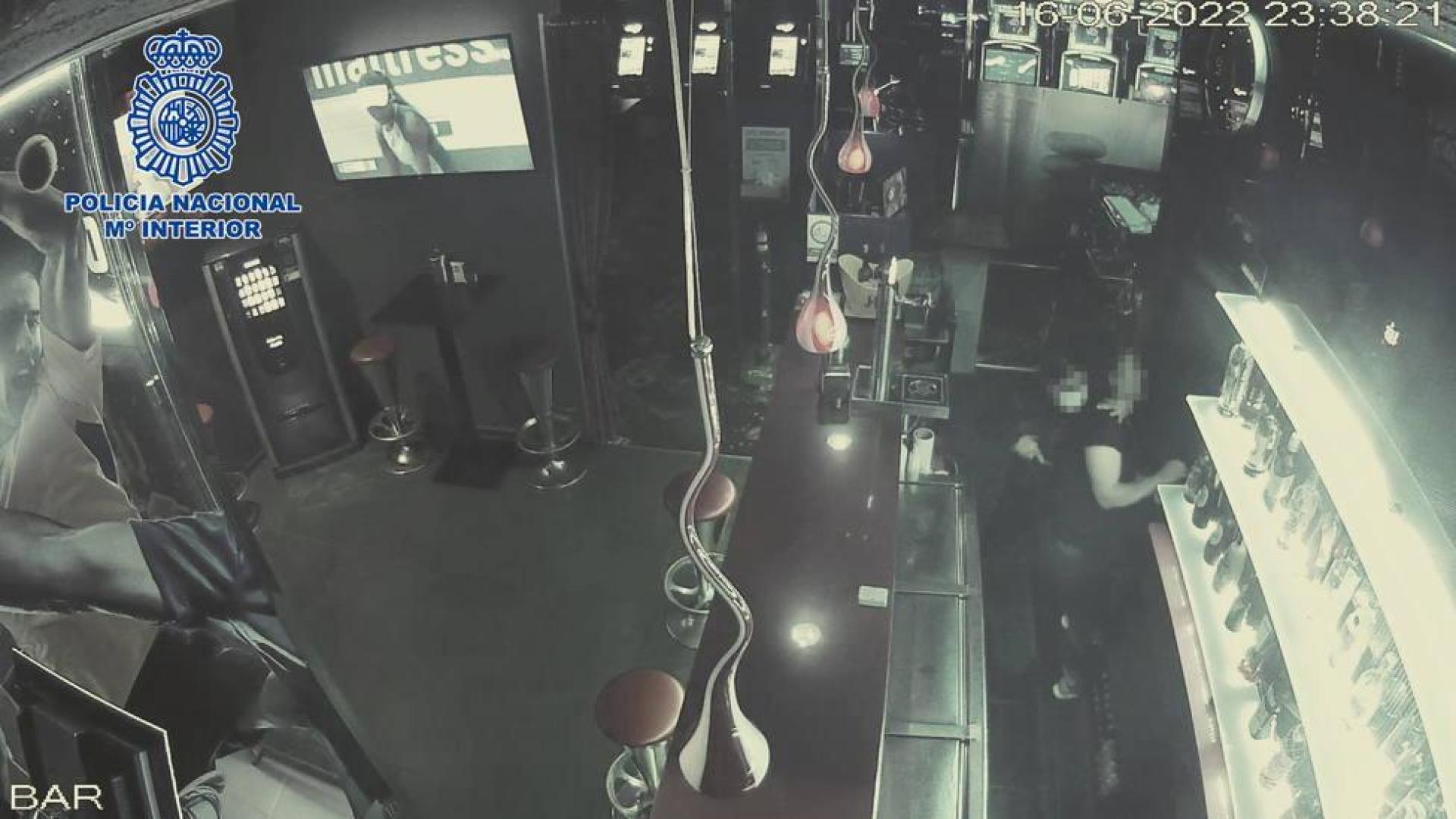 Un momento del robo captado por una cámara del bar
