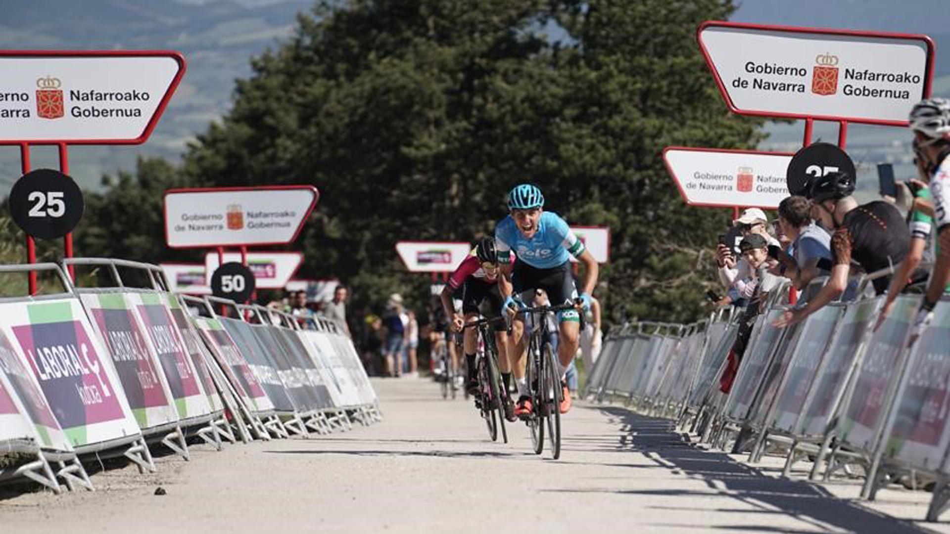 Ciclistas llegando a meta en una de las etapas de la Vuelta a Navarra