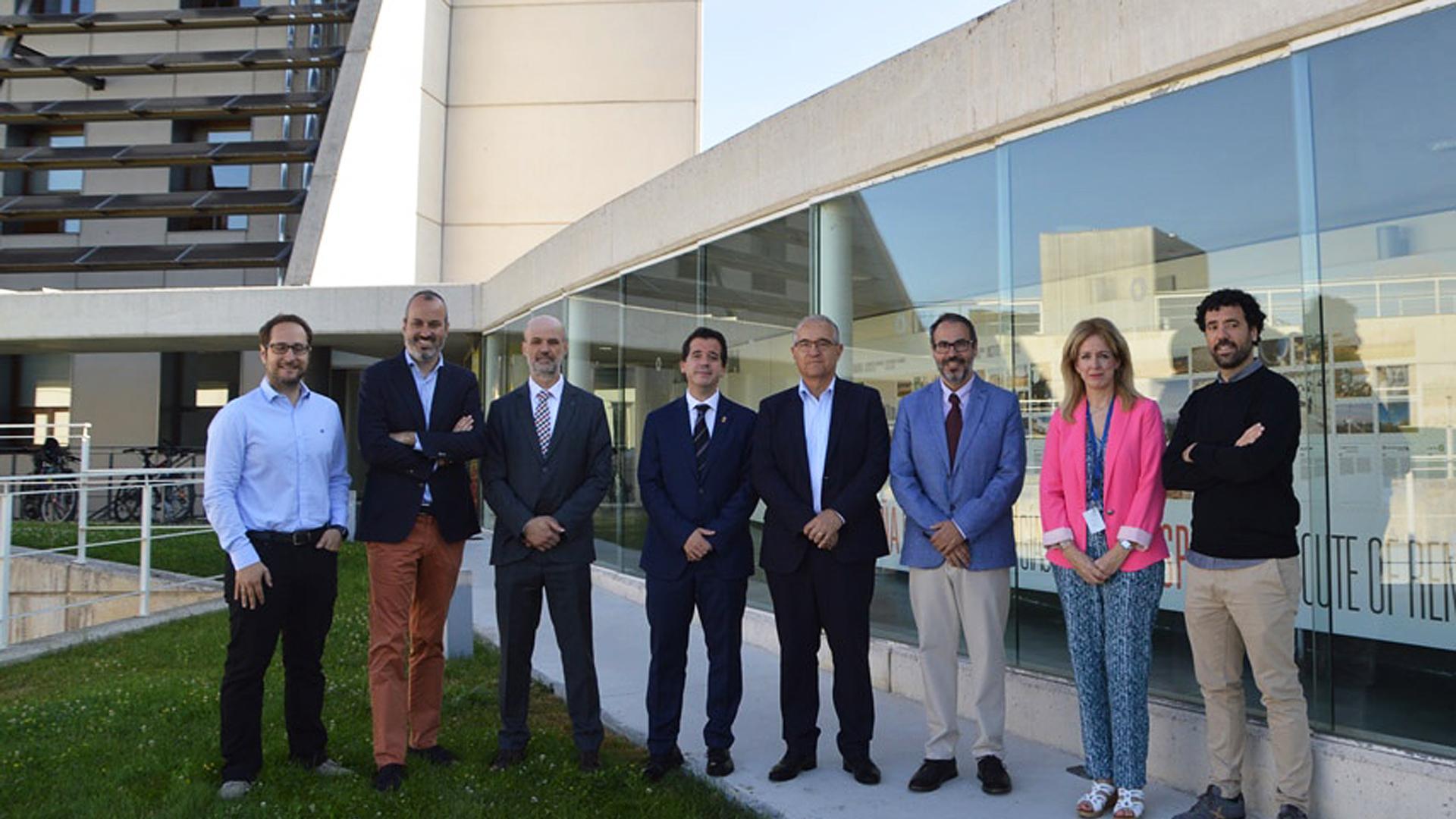 Autoridades del Ayuntamiento de Pamplona y representantes de CENER tras la firma del convenio