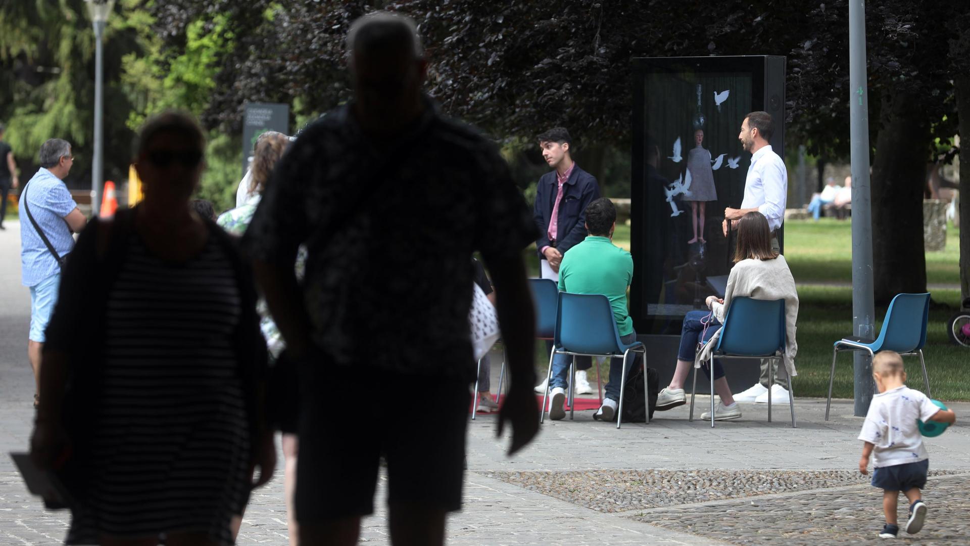 José Luis Díaz (al fondo, a la izquierda) y Jorge Urdánoz,  director de Cultura del Ayuntamiento de Pamplona,  junto a la instalación de videoarte en la Ciudadela.