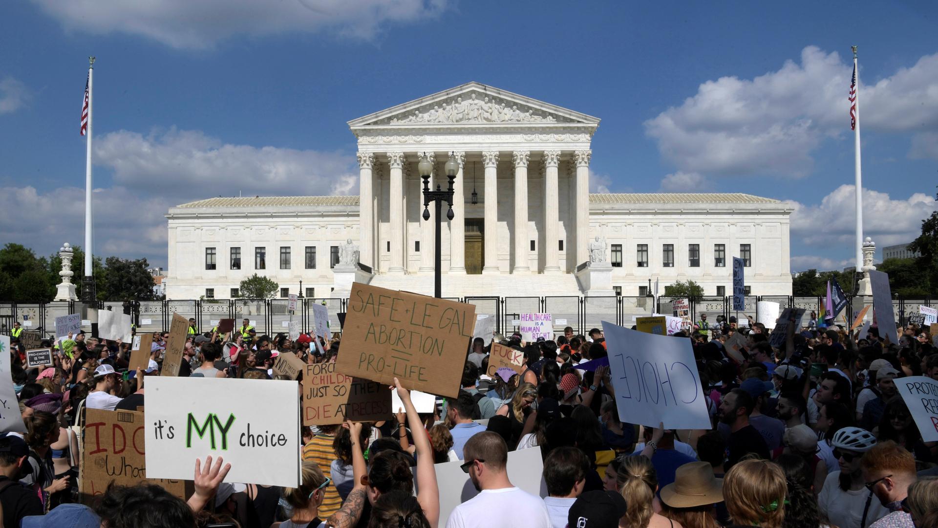 Decenas de personas, en una manifestación contra el fallo que elimina el derecho al aborto, frente al Tribunal Supremo en Washington (EEUU).