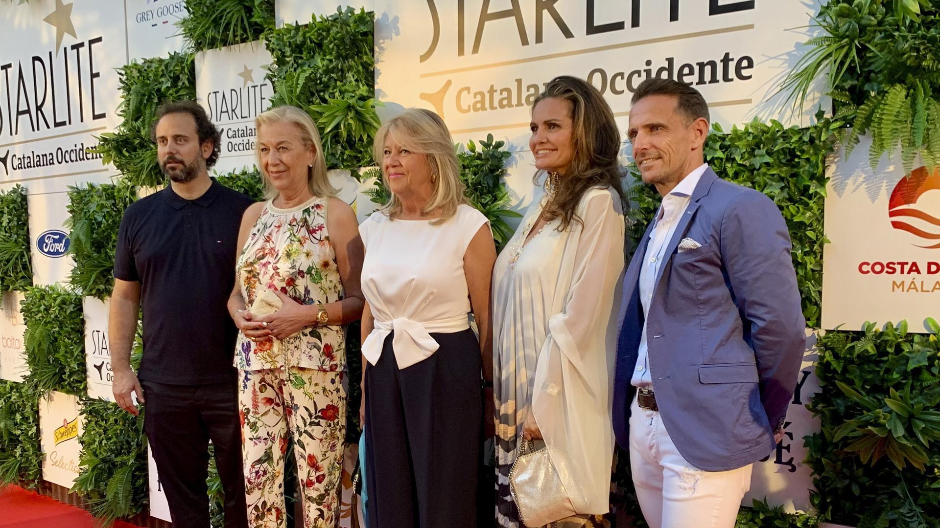 El empresario Ignacio Maluquer, la concejal de Urbanismo de Marbella María Francisca Caracuel, la alcaldesa de Marbella Ángeles Muñoz, la organizadora de Starlite Sandra García-Sanjuan y el director del festival, Javier Bernardí, a su llegada al Festival Starlite, este viernes